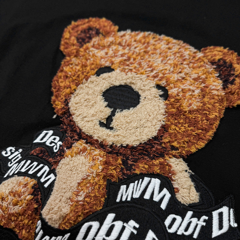 立体的なテディ刺しゅう＆プリントTシャツで魅せる大人カジュアルコーデ